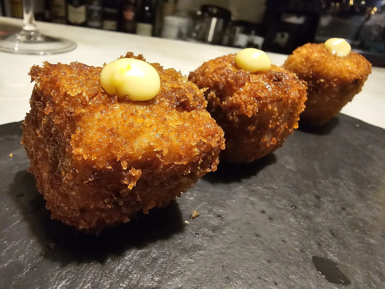 Croquetas sobre pizarra