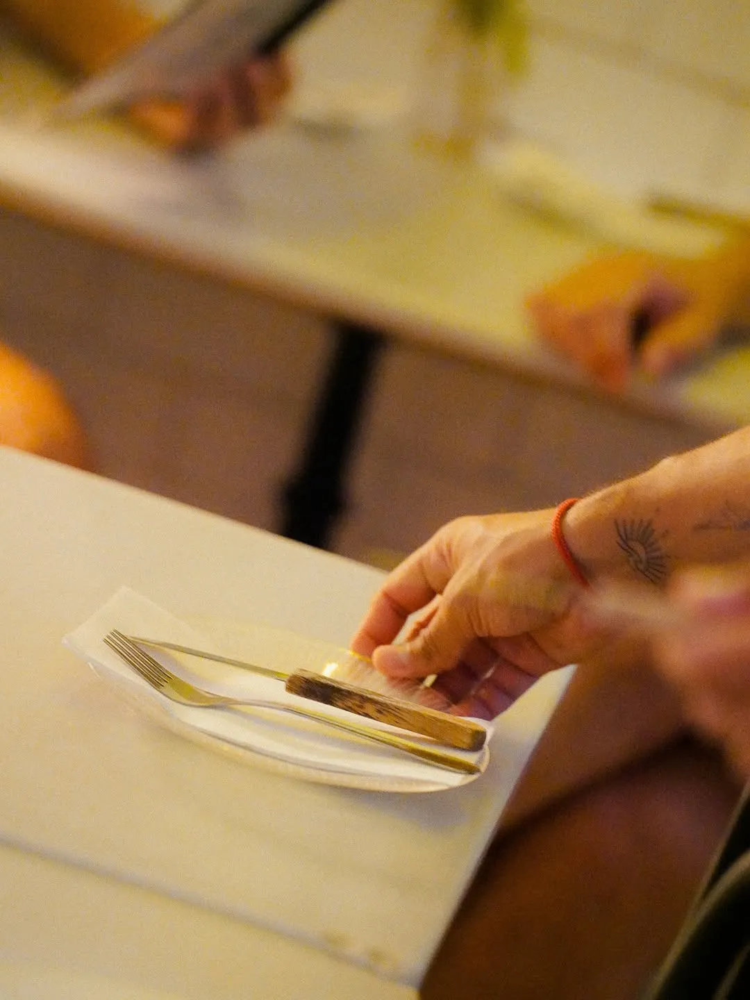 Preparando los cubiertos sobre la servilleta