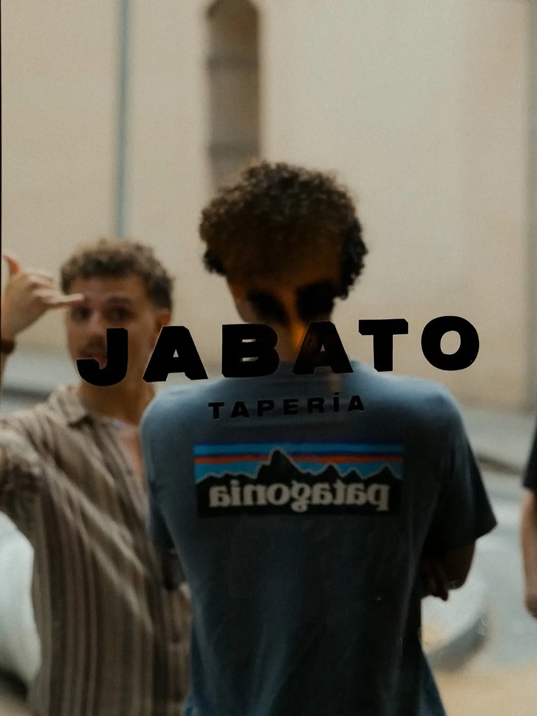Un camarero con la camiseta de Jabato Tapería