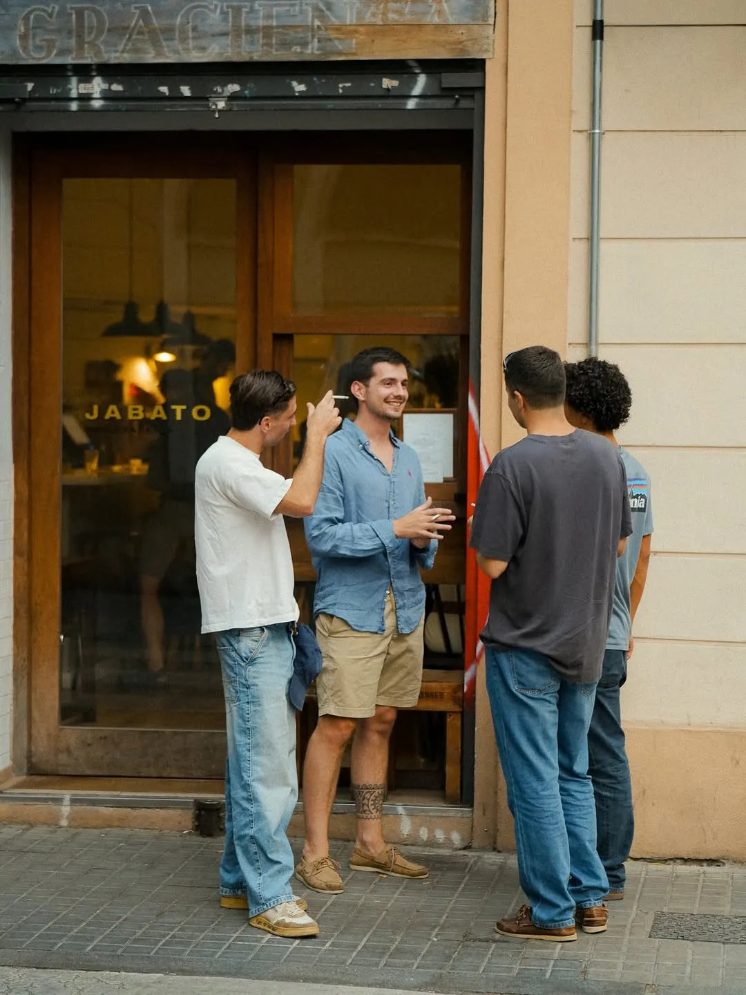 Gente en la puerta de Jabato