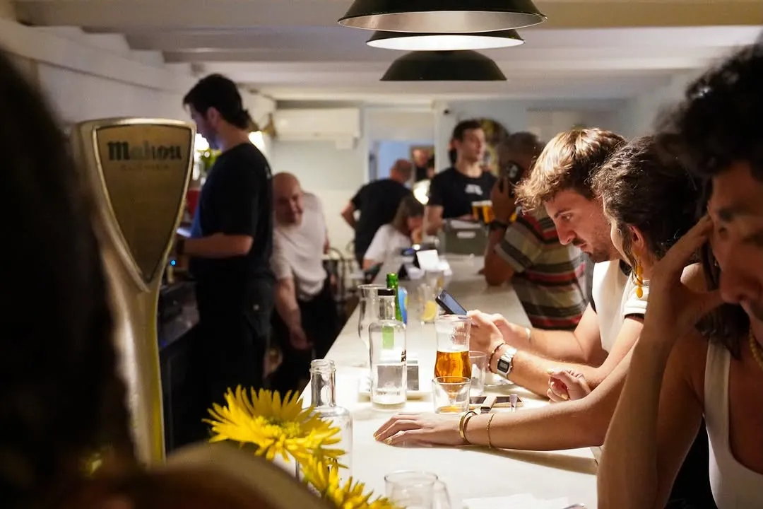 Gente en la barra con girasoles