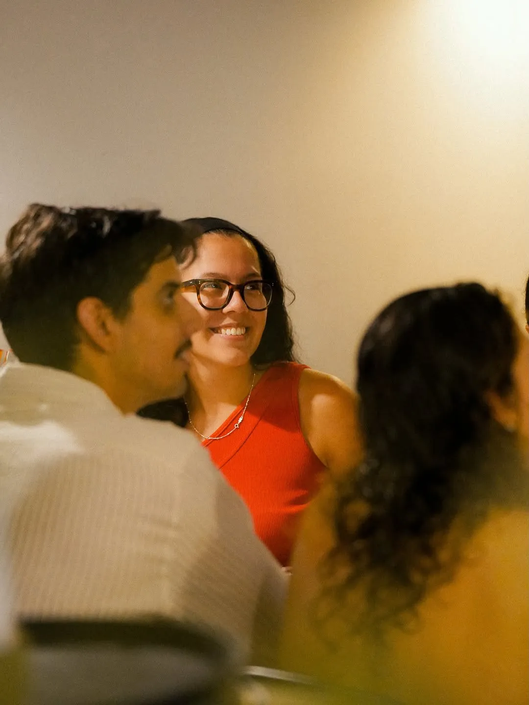 Clientes riendo en una mesa