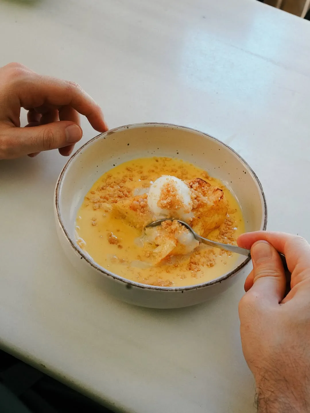 Torrija con helado en plato hondo
