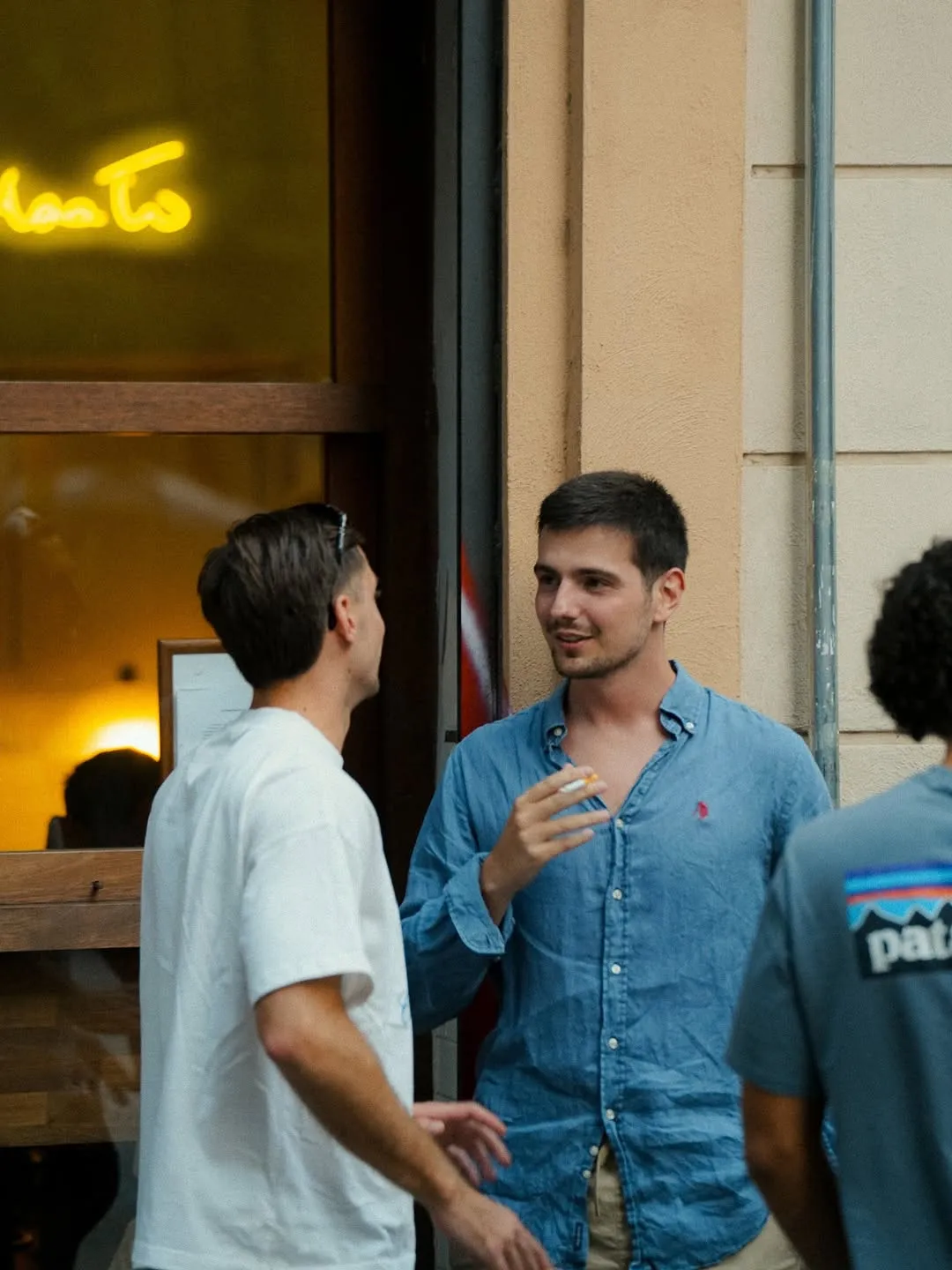 Gente charlando en la puerta