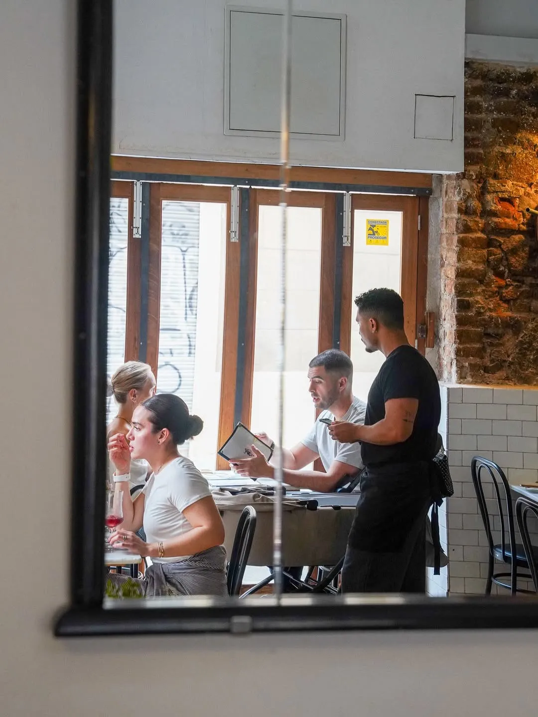 El comedor reflejado en el espejo
