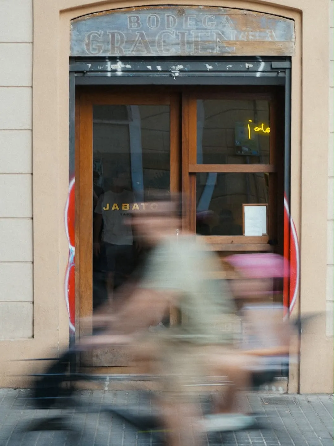 La fachada de Jabato con una bicicleta pasando