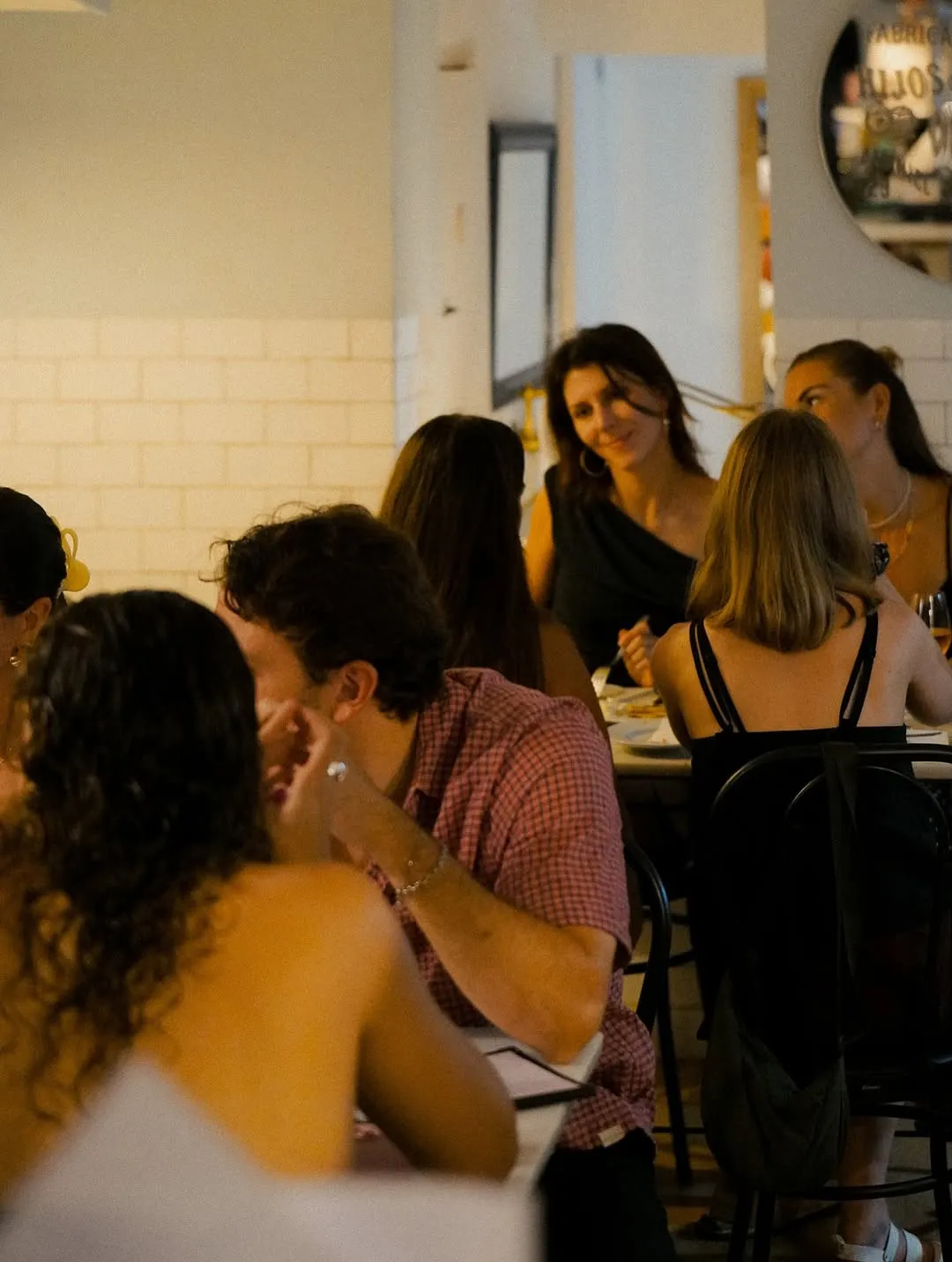 Mesas llenas en el comedor