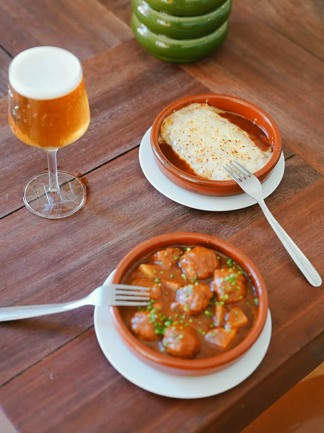 Albóndigas en cazuela junto a una copa de cerveza