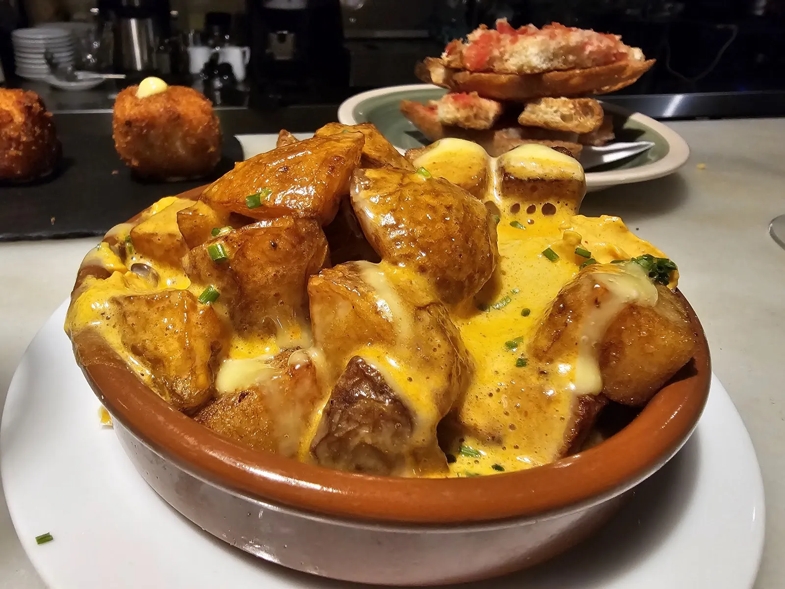 Patatas bravas en cazuela de barro