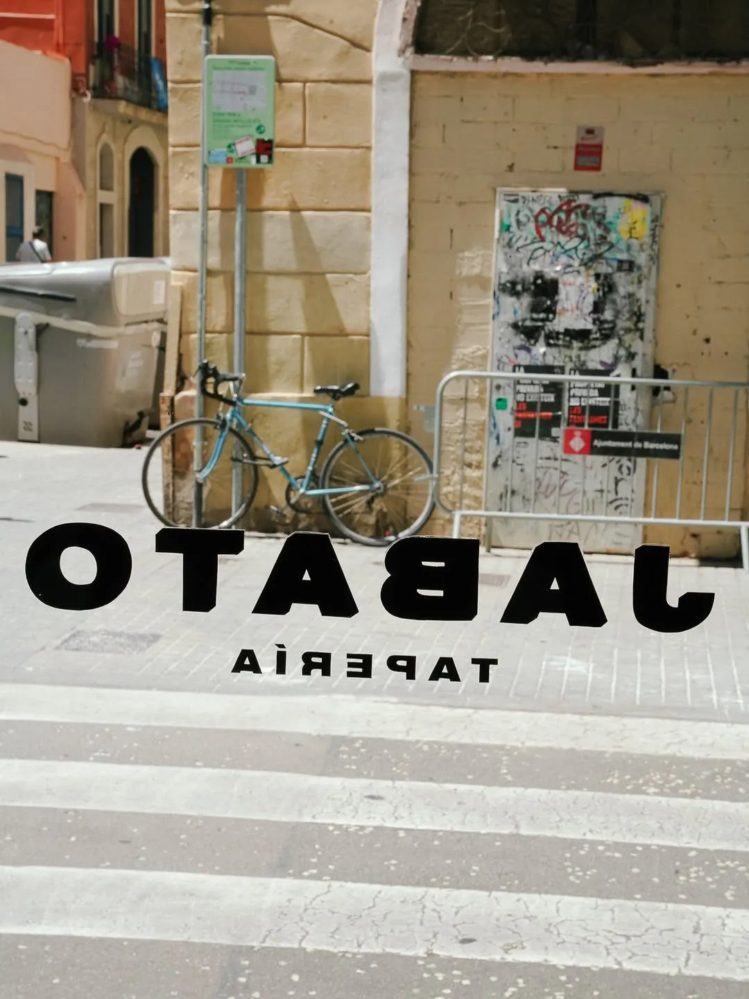 El rótulo de Jabato Tapería en la calle