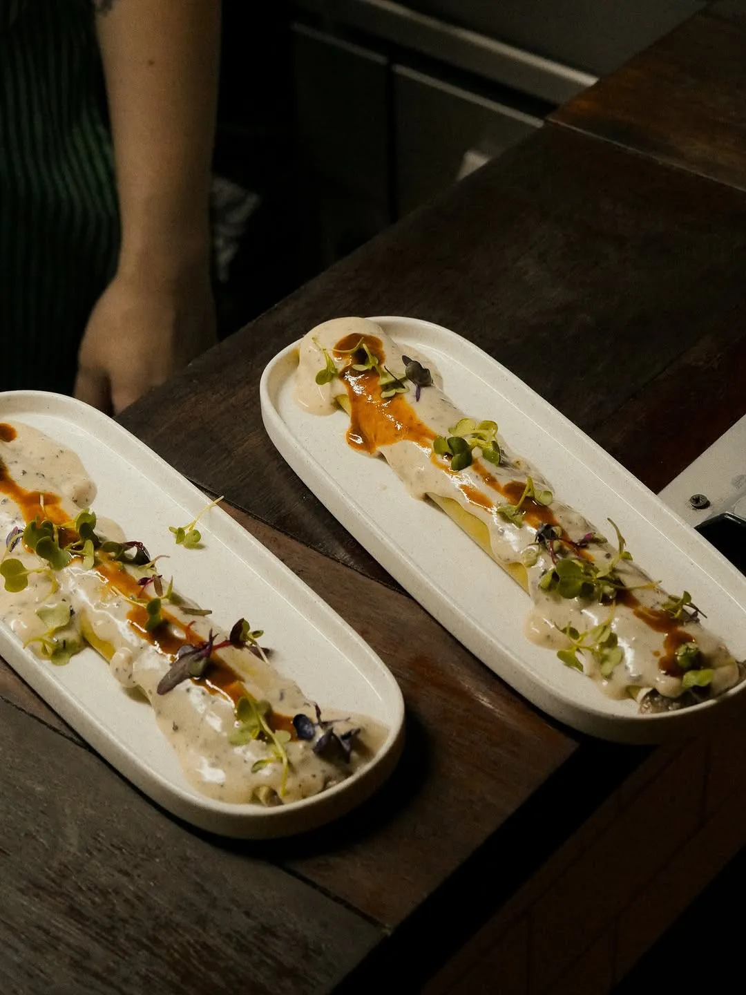 Dos canelones de carrillera emplatados sobre la barra