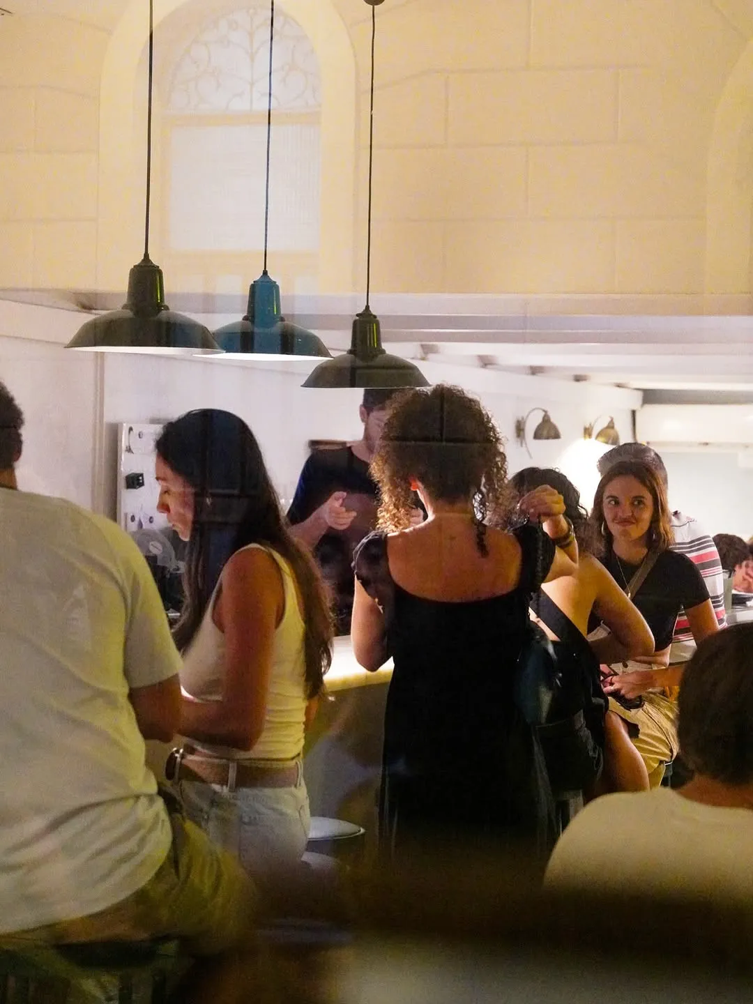 La barra llena de gente