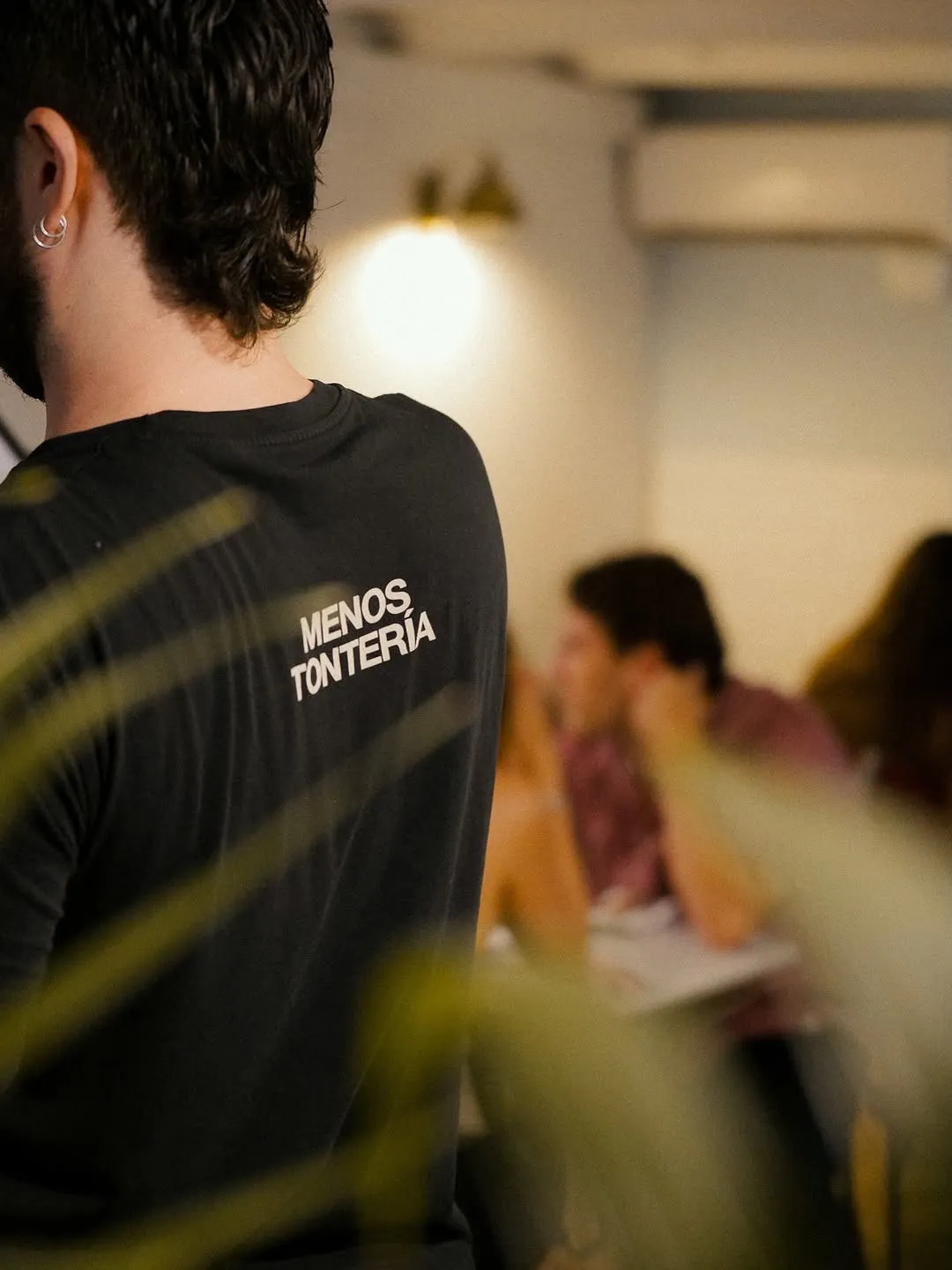 Un camarero con la camiseta «Menos tontería»