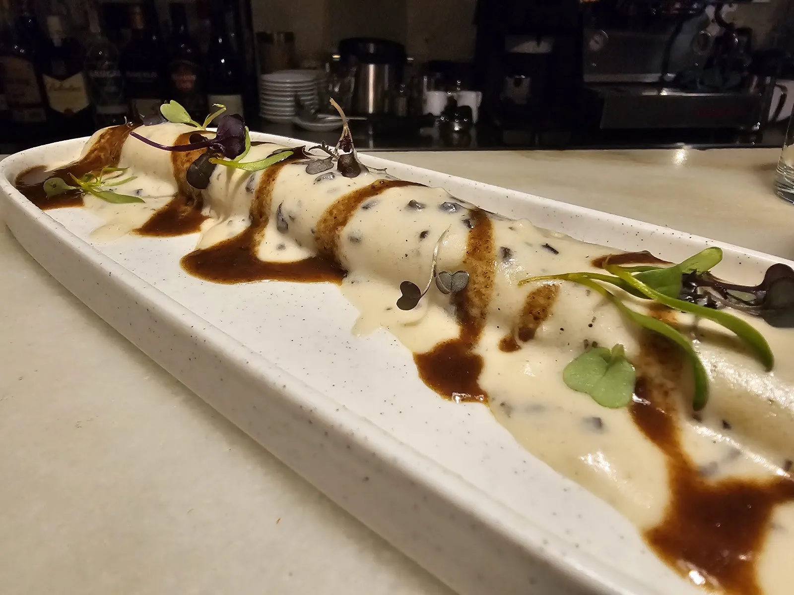 Canelón con salsa en fuente alargada